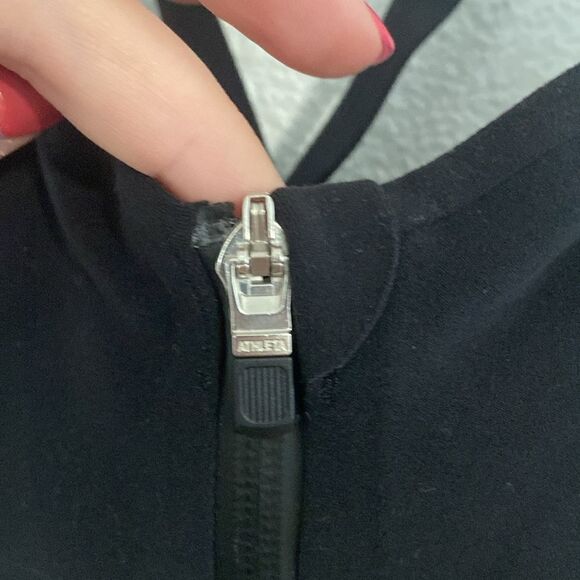 NWOT- Athleta- black zip front sports bra with cross back- Size XS - Picture 2 of 11